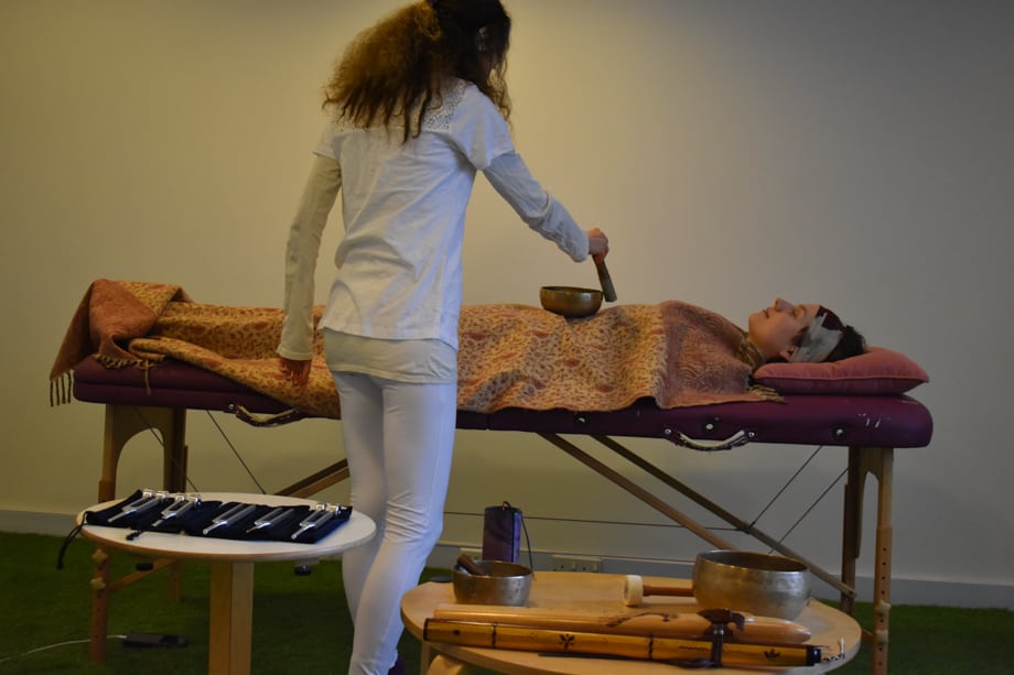Singing bowls massage with Belen Prado from Natural Tuning
